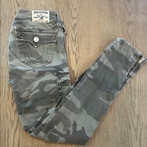 True Religion Mid-Rise Camouflage Cargo Jeans With Buttoned Pockets Women’s 27